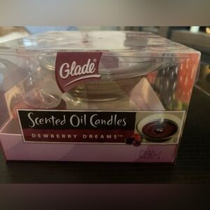 Glade scented oil candles in dewberry dreams scent. Comes with holder & 2 candle